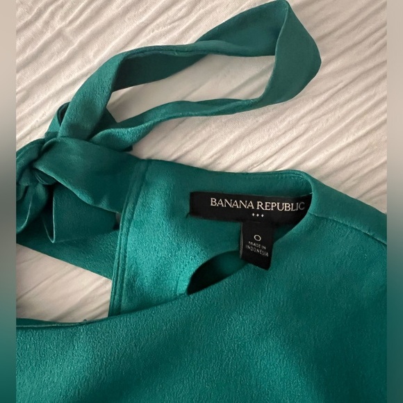 Green dress with tie in back and fluttery sleeves - Picture 3 of 4